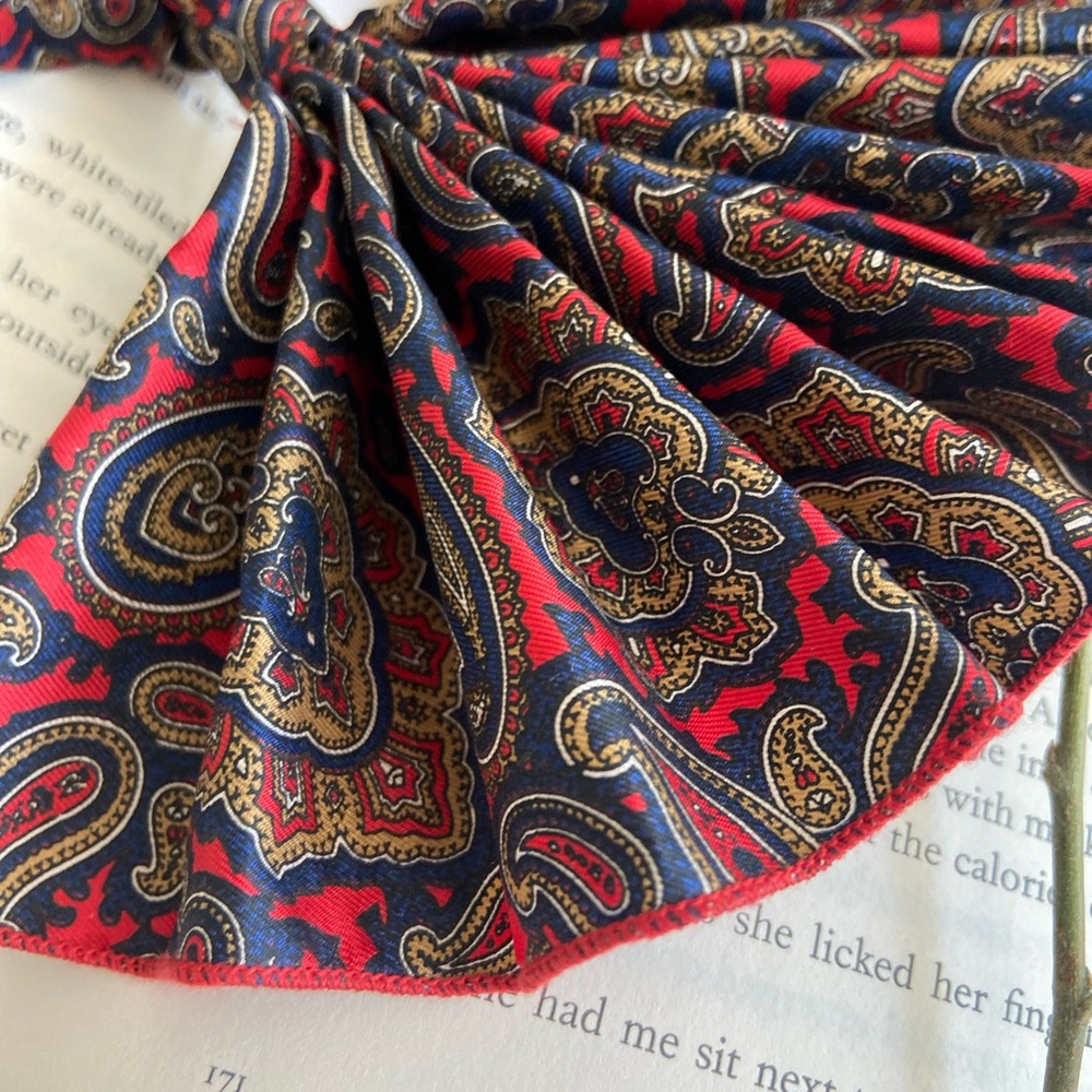 Vintage | Silk Paisley Pleated Lapel/Collar Bow - Picture 4 of 13
